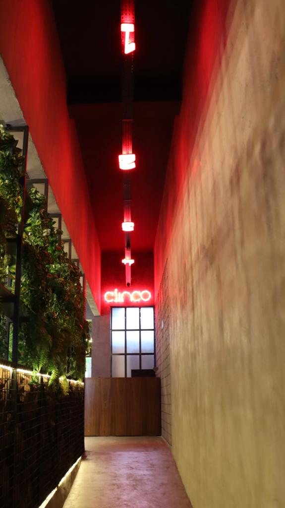 Entrada do Cinco Gastronomia com neon
